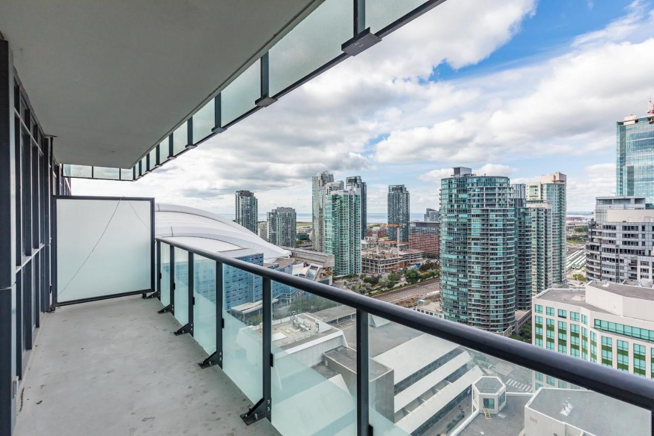 Across From The Cn Tower, Metro Toronto Convention Centre And Rogers Centre In Downtown Toronto Core Leilighet Eksteriør bilde